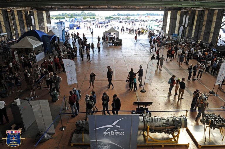 Exposants dans le hangar des trois tonneaux © Jacques Habert