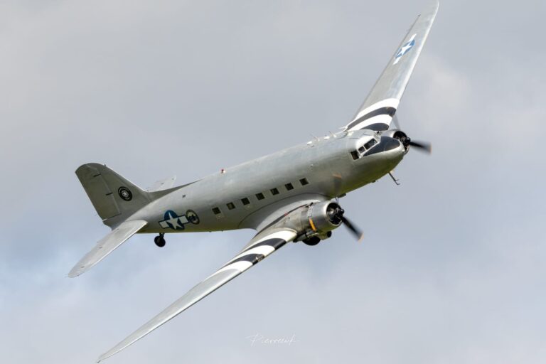 Douglas DC-3 F-AZOX ©Pierre Szuwalski